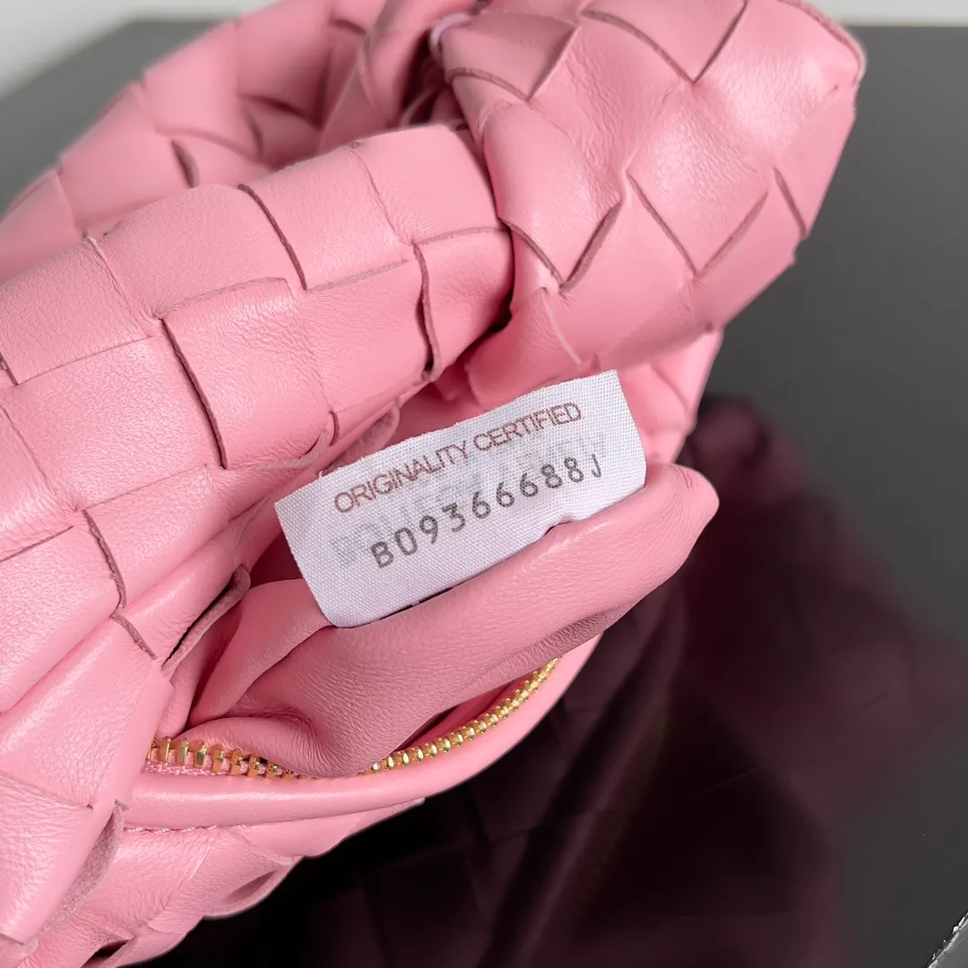 Batch 1080 BV super mini JODIE handbag, dumpling bag, braided knotted bag, simple, fashionable and super cute🍒Every color is high-end. It is a smaller version of the original mini version🤣It can only hold cuteness🍓🍓The upper body is fashionable and romantic. The fashionable bags created by Daniel Lee are really more and more favored by street experts. Style number: 730828 Size: 17*16*6.5
